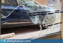 Restos de cristales esparcidos en una oficina del establecimiento tras el intento de robo en El Fraile / EDS