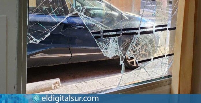 Restos de cristales esparcidos en una oficina del establecimiento tras el intento de robo en El Fraile / EDS