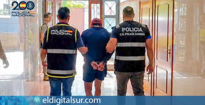 El detenido, tras su arresto en Tenerife en el marco de una operación conjunta de la Policía Nacional y la Policía Canaria por presuntos delitos de acoso, amenazas y vulneración de la intimidad