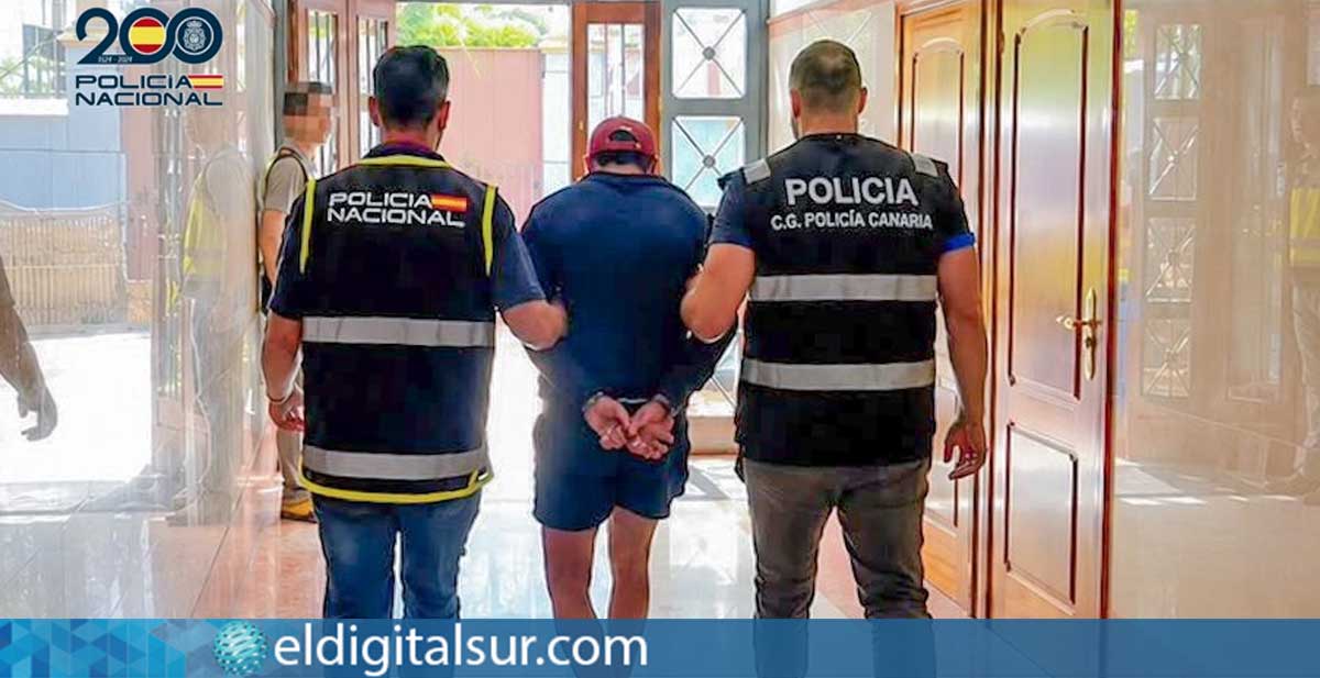 detenido-policia-nacional-policia-canaria-030626 El detenido, tras su arresto en Tenerife en el marco de una operación conjunta de la Policía Nacional y la Policía Canaria por presuntos delitos de acoso, amenazas y vulneración de la intimidad