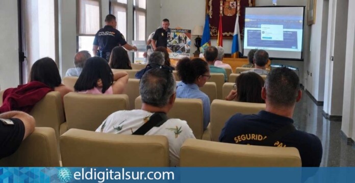 Agentes de la Policía Nacional durante la jornada formativa sobre el uso del DNI digital y la aplicación MIDNI en el Salón de Actos de la Dirección Insular de la Administración General del Estado en La Palma