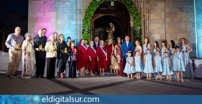 Vecinos de las calles Arquitecto Marrero Regalado y El Pino durante la lectura del pregón de las Fiestas Mayores de Granadilla de Abona, en la plaza de la iglesia