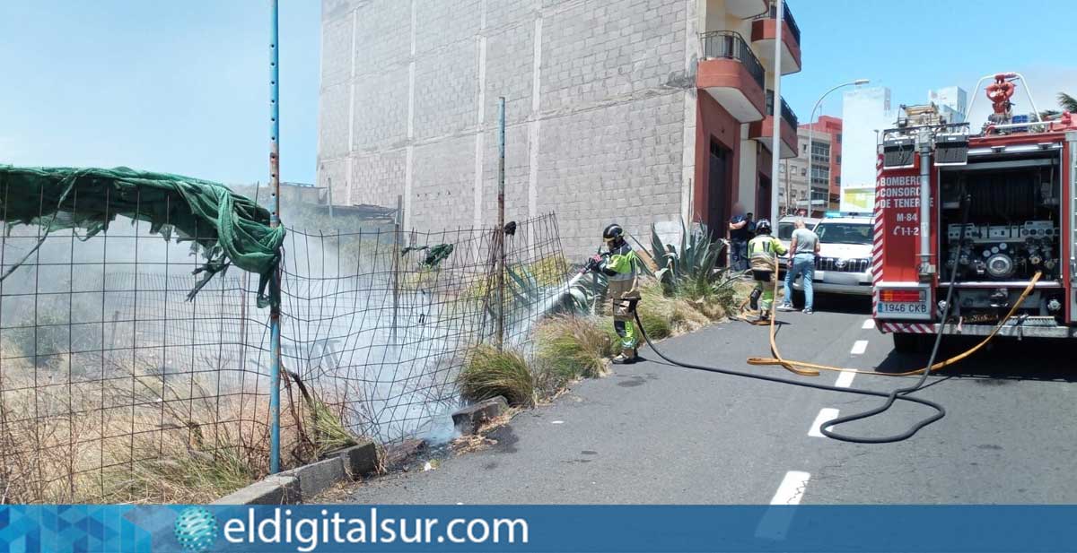 Efectivos de los Bomberos de Tenerife durante las labores de extinción de un incendio de rastrojos en la zona de El Sobradillo