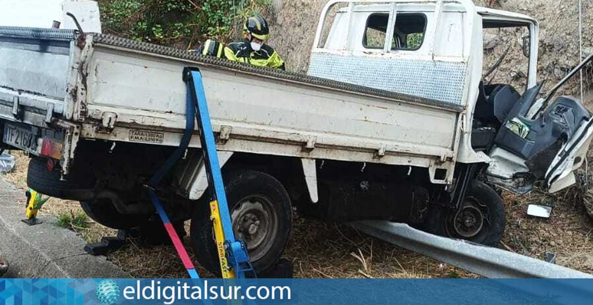 furgoneta-accidente-100626 La furgoneta siniestrada tras salirse de la vía y quedar empotrada / Bomberos de Tenerife