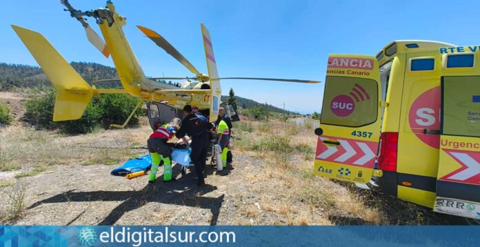 Helicóptero medicalizado del Servicio de Urgencias Canario (SUC) durante una intervención de emergencia