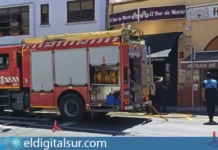 Efectivos de emergencia en la zona tras el incendio originado en una freidora en una cafetería de Güímar (Tenerife)