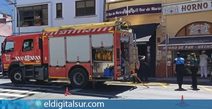 Efectivos de emergencia en la zona tras el incendio originado en una freidora en una cafetería de Güímar (Tenerife)