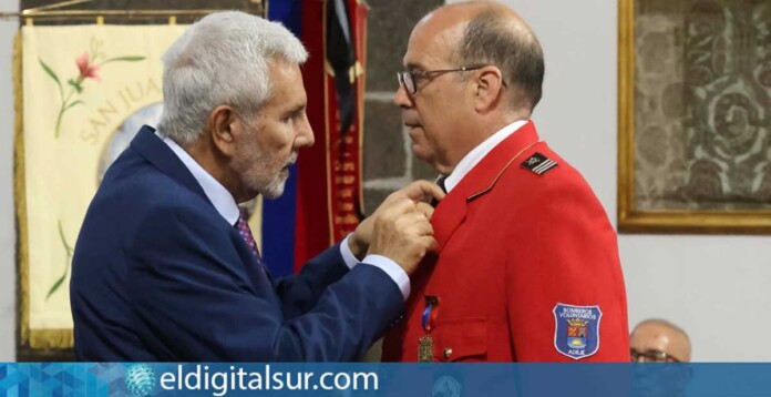 José Miguel Rodríguez Fraga entrega la Medalla de Honor con Distintivo de Oro a Carlos Barrera durante el acto central del 40 aniversario de los Bomberos Voluntarios de Adeje