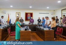 la corporación municipal guardan un minuto de silencio en el Pleno de Adeje en memoria de las víctimas de los terremotos en Venezuela