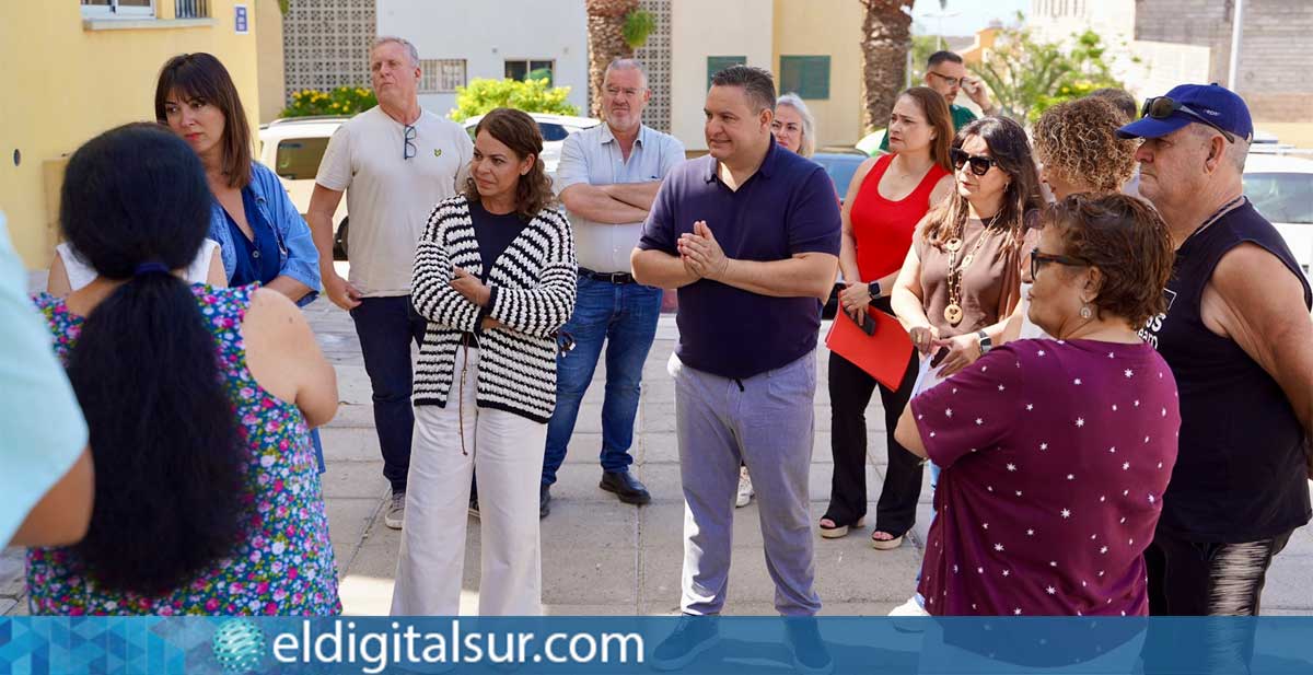 El grupo socialista conversa con vecinos durante el análisis de la situación habitacional