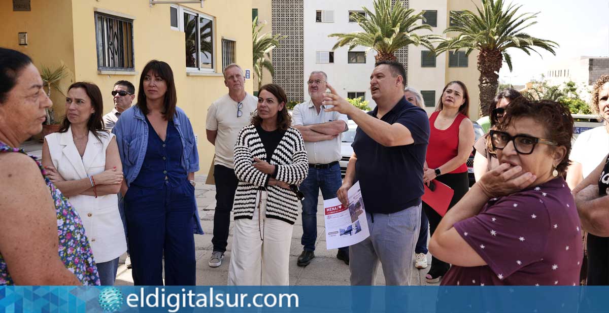 Miembros socialistas atienden a los vecinos en una visita centrada en la situación habitacional del municipio