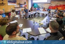 Representantes del Ayuntamiento de Adeje, fuerzas de seguridad y organismos autonómicos durante la reunión de coordinación para abordar los asentamientos ilegales detectados en distintas zonas del municipio.