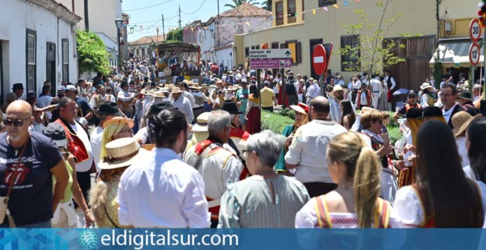 Miles de personas recorrieron este domingo las calles de Tacoronte durante la multitudinaria Romería de San Isidro