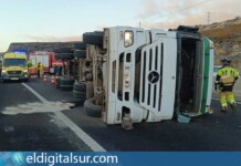 El camión quedó volcado sobre la TF-1 a la altura de Güímar