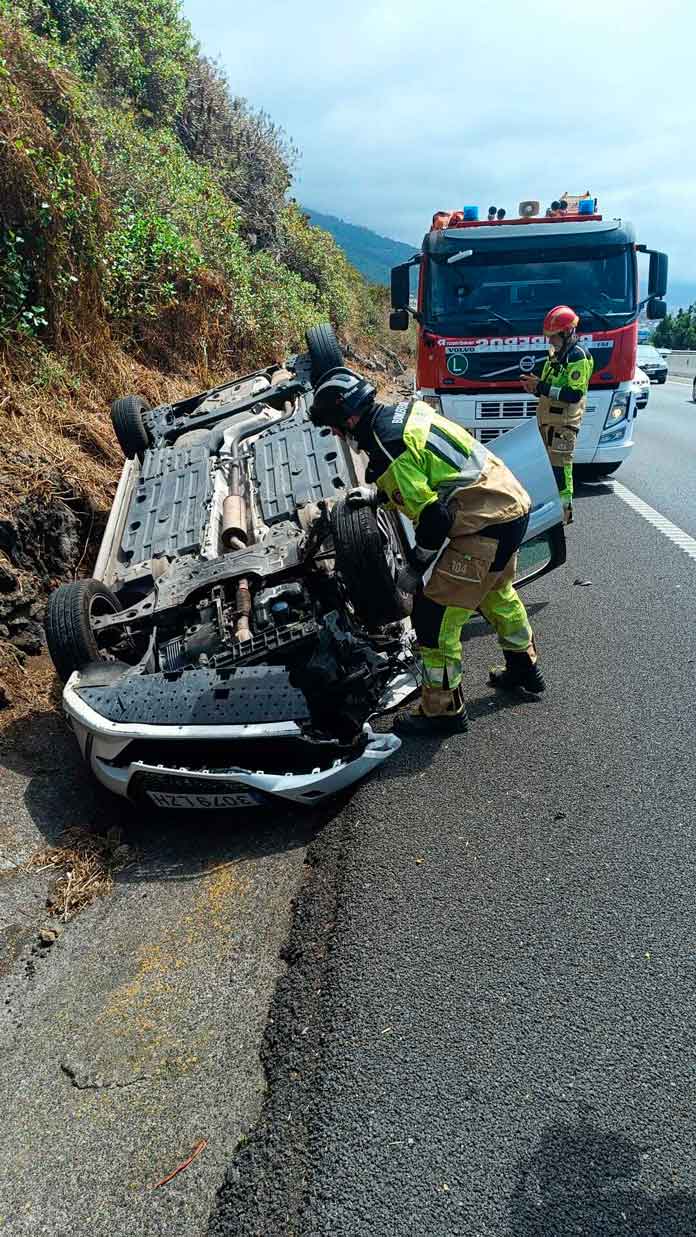 Accidente de tráfico con un vehículo volcado en la TF-5, sentido Santa Cruz, a la altura de La Matanza de Acentejo