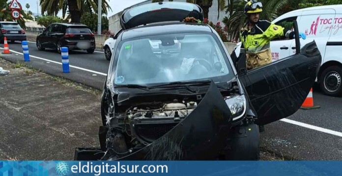 Los Bomberos rescatan a un conductor atrapado tras un accidente en la TF-5