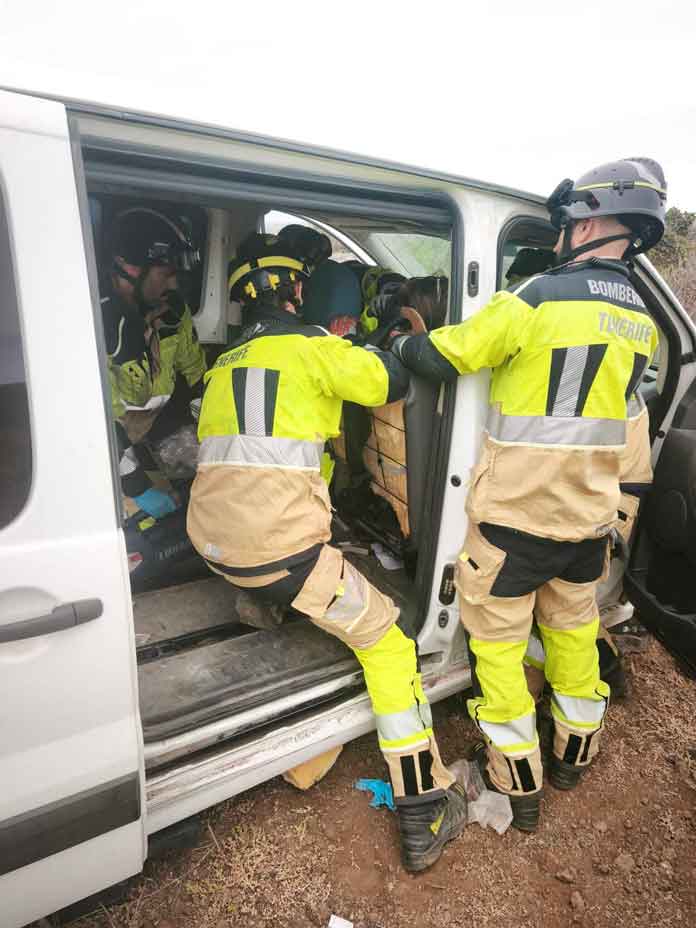 Accidente de tráfico por salida de vía en la TF-64, en Granadilla de Abona