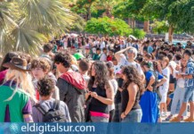 Cientos de personas esperaron desde primera hora para acceder al Recinto Ferial de Tenerife durante la apertura de la Summer-Con