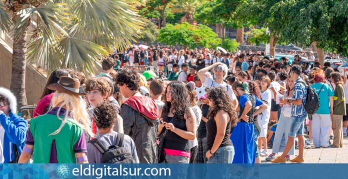 Apertura-Summer-Con-TLP-Tenerife-160726 Cientos de personas esperaron desde primera hora para acceder al Recinto Ferial de Tenerife durante la apertura de la Summer-Con