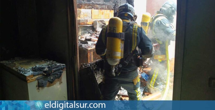 Bomberos de Tenerife durante la intervención en el incendio de vivienda registrado en la azotea de un edificio en Candelaria