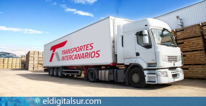 Un camión de Transportes Intercanarios, empresa adquirida por Baleària