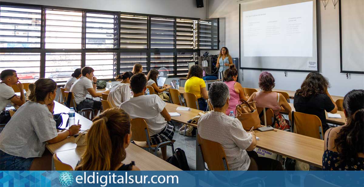 Celia Morales Rando durante una de las sesiones del curso, en la que ofreció al profesorado herramientas para identificar y prevenir situaciones de acoso escolar y ciberacoso en las aulas
