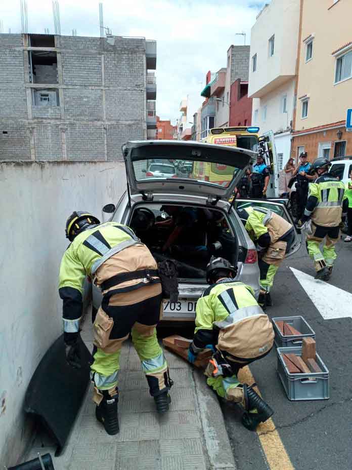 Colisión de un vehículo contra un muro en San Matías, Taco