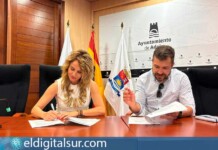 Firma del acuerdo entre el Ayuntamiento de Adeje y la Asociación Sumas para fomentar el empleo