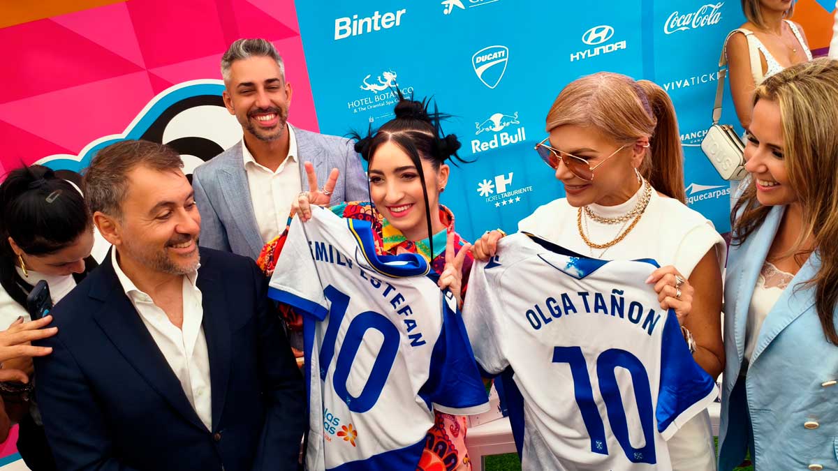 Olga Tañón y Gloria Estefan reciben camisetas personalizadas del CD Tenerife de manos del alcalde José Manuel Bermúdez durante la presentación del festival