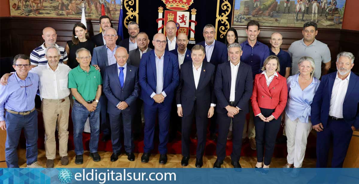 Representantes del Gobierno de Canarias, del Ministerio de Agricultura, Pesca y Alimentación, de FENAPA y del sector pesquero artesanal, durante la clausura de los actos conmemorativos de las Reservas Marinas de Interés Pesquero de Canarias en Santa Cruz de Tenerife.