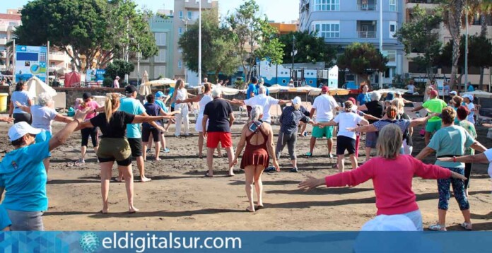 Participantes del programa “Gimnasia en la Playa” en una sesión en la playa de El Médano