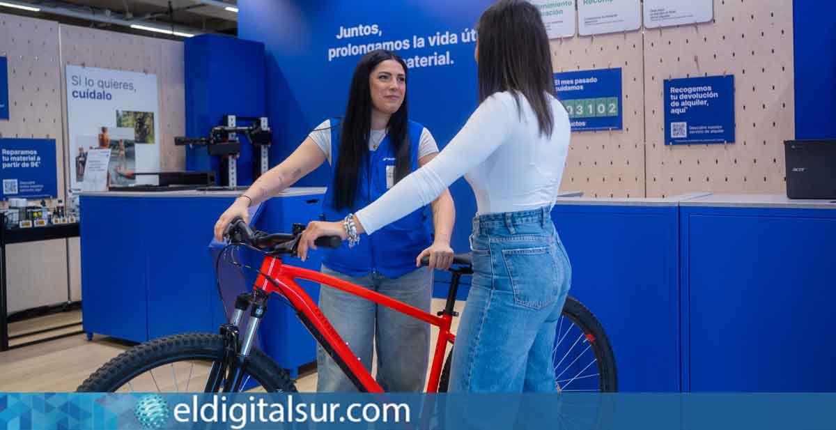 Imagen-bicicleta-Decathlon-210726 Un usuario durante el proceso de entrega de una bicicleta bajo el modelo de suscripción de Decathlon