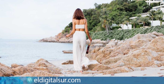 Joven en una playa en un entorno tropical