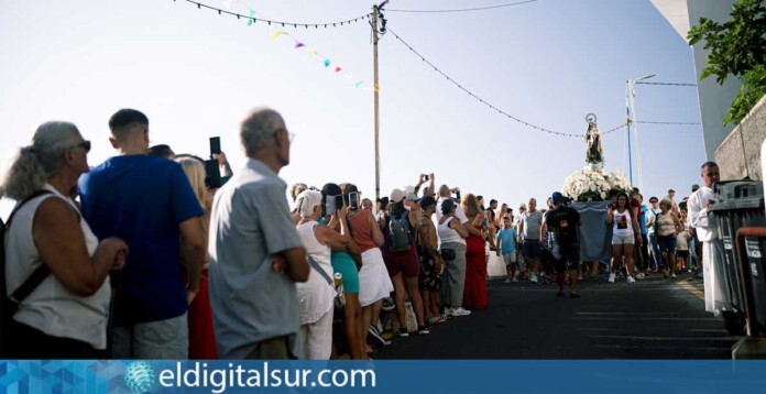 La Virgen del Carmen durante su tradicional procesión marítima en Punta del Hidalgo