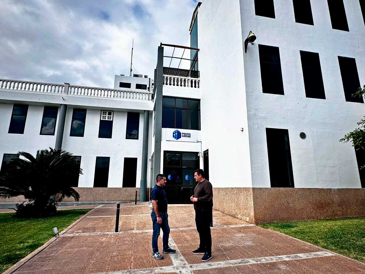 Francisco Marichal y José Julián Mena, durante su visita a la oficina policial de Los Cristianos. / EDS