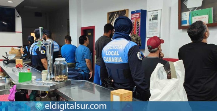 Policia-local-de-la-laguna-070726 Agentes de la Policía Local de La Laguna durante uno de los operativos especiales desarrollados el pasado fin de semana en distintos puntos del municipio
