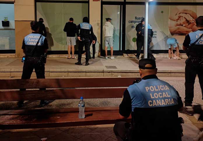Agentes de la Policía Local de La Laguna durante uno de los operativos especiales desarrollados el pasado fin de semana en distintos puntos del municipio