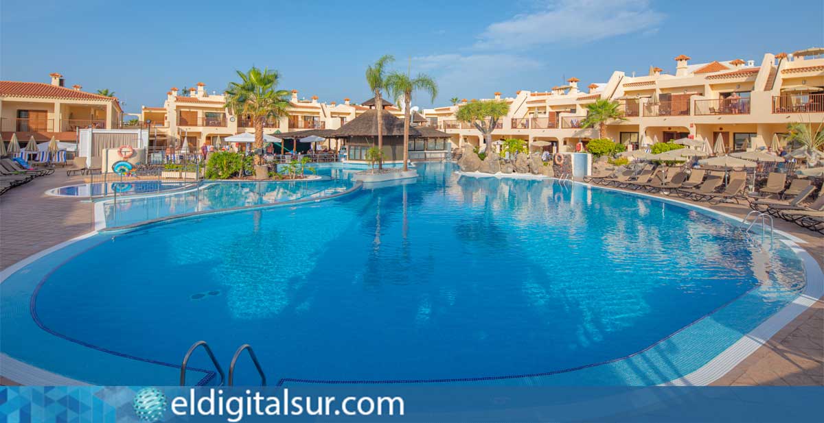 Royal Sunset Beach Club: Vista general del Royal Sunset Beach Club en Costa Adeje, uno de los dos primeros complejos de Hilton Grand Vacations en Canarias tras su renovación y cambio de marca