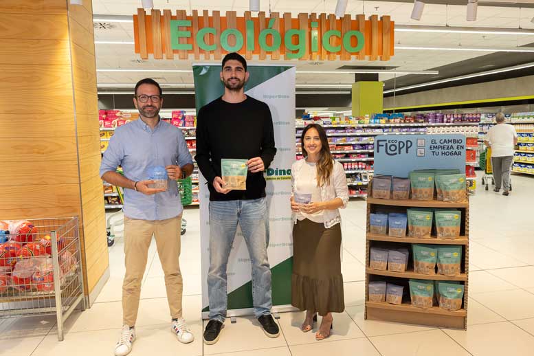 El jugador de los Dallas Mavericks, Santi Aldama, posa durante el acto de presentación de Flopp en HiperDino Miller