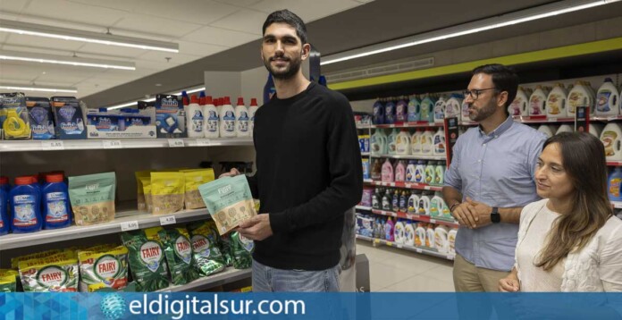 Santi-Aldama-floops-210726 Santi Aldama durante su visita a HiperDino Miller como embajador de la marca canaria de productos ecológicos Flopp
