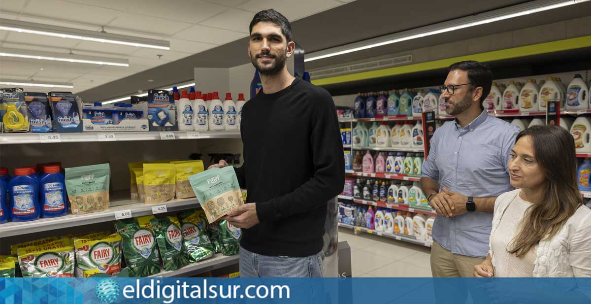 Santi-Aldama-floops-210726 Santi Aldama durante su visita a HiperDino Miller como embajador de la marca canaria de productos ecológicos Flopp