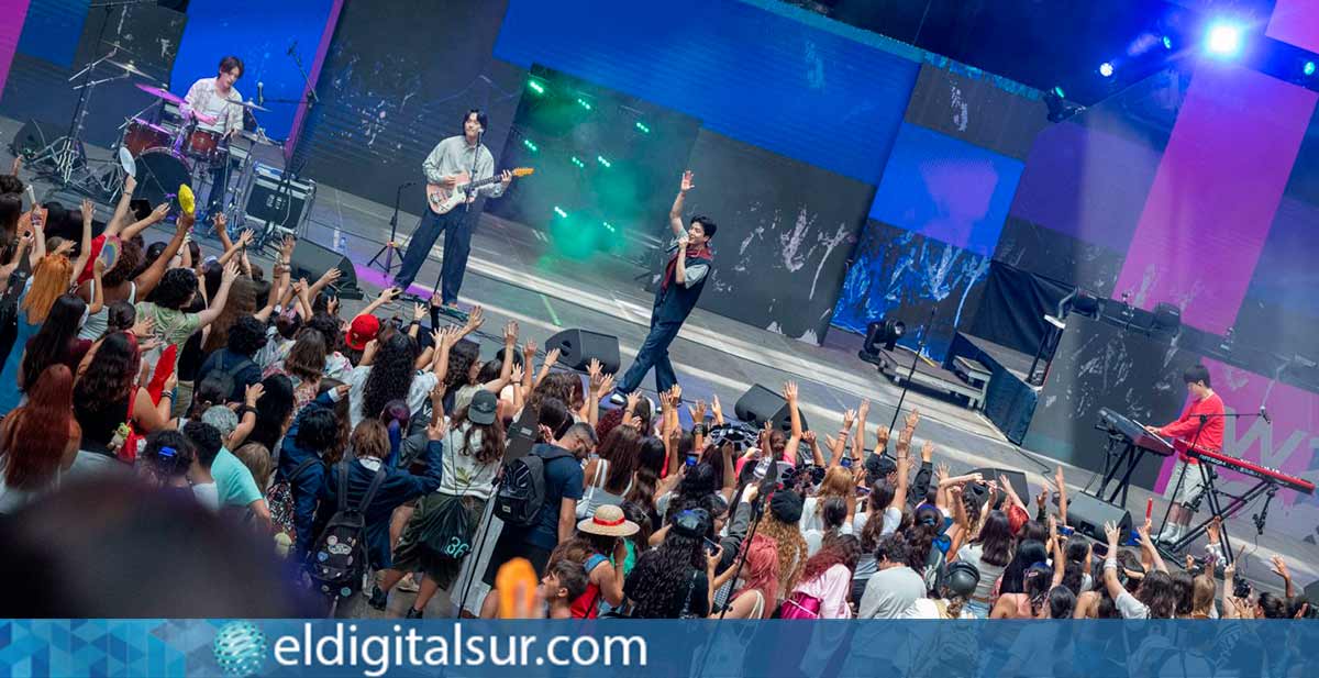 W24 durante su concierto en la apertura de la Summer-Con de TLP Tenerife 2026
