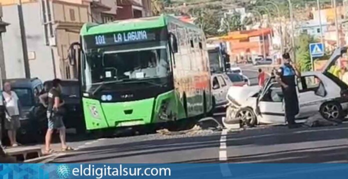 Imagen del accidente entre una guagua de Titsa y un vehículo en la carretera TF-217, en La Matanza de Acentejo, que dejó seis personas heridas