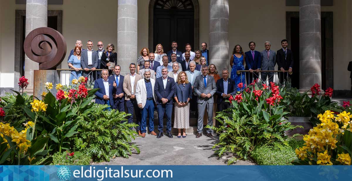 Representantes de la Asociación de Municipios Turísticos de Canarias (AMTC), junto a miembros del Parlamento y del Gobierno de Canarias, tras la aprobación de la Ley de Municipios Turísticos