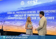 La presidenta del Cabildo de Tenerife, Rosa Dávila, y el presidente del CEST, Francisco Javier Cabrera, durante la firma del Protocolo General de Actuación