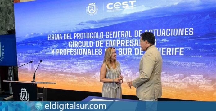 La presidenta del Cabildo de Tenerife, Rosa Dávila, y el presidente del CEST, Francisco Javier Cabrera, durante la firma del Protocolo General de Actuación