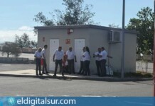 Varios chóferes esperan fuera del aeropuerto el pasado sábado antes de acceder con su vehículo a la zona de carga de pasajeros en Tenerife Sur