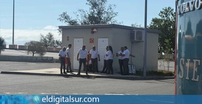 Varios chóferes esperan fuera del aeropuerto el pasado sábado antes de acceder con su vehículo a la zona de carga de pasajeros en Tenerife Sur