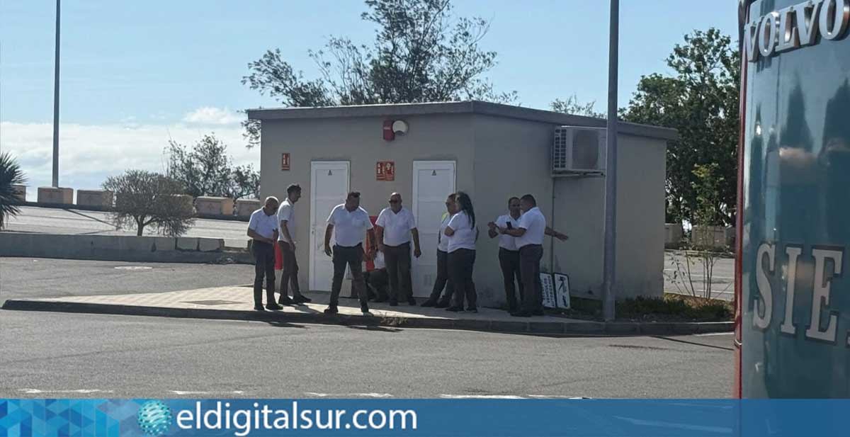 Varios chóferes esperan fuera del aeropuerto el pasado sábado antes de acceder con su vehículo a la zona de carga de pasajeros en Tenerife Sur