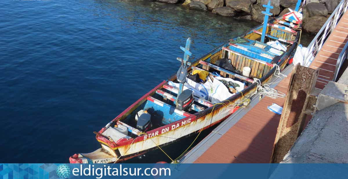 cayuco-patera-070726 El cayuco utilizado para la travesía desde Gambia permanece en el Puerto de Granadilla tras el desembarco de sus 84 ocupantes